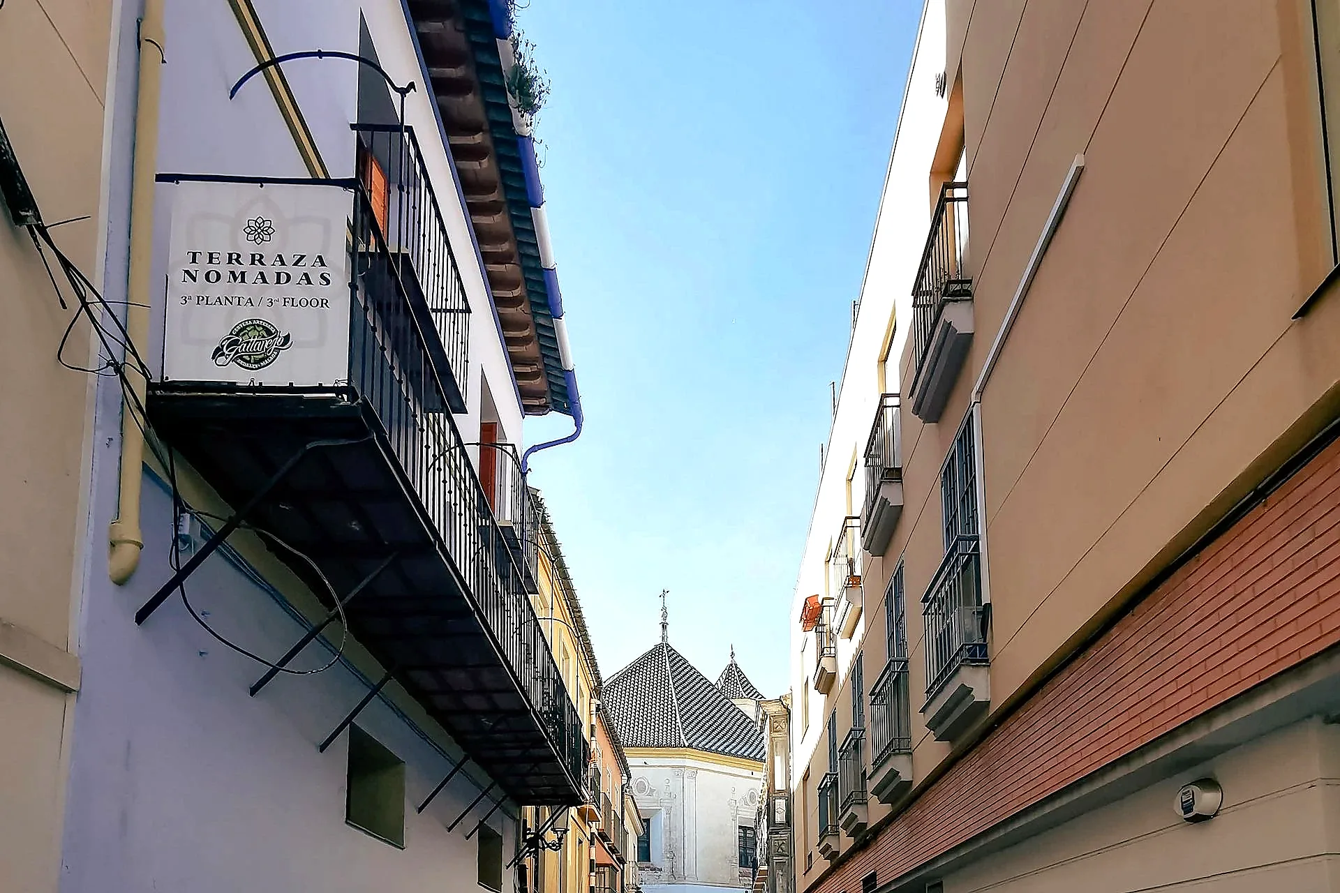 Santa Cruz streets Seville neighbourhood where to stay - Triana vs Santa Cruz Seville