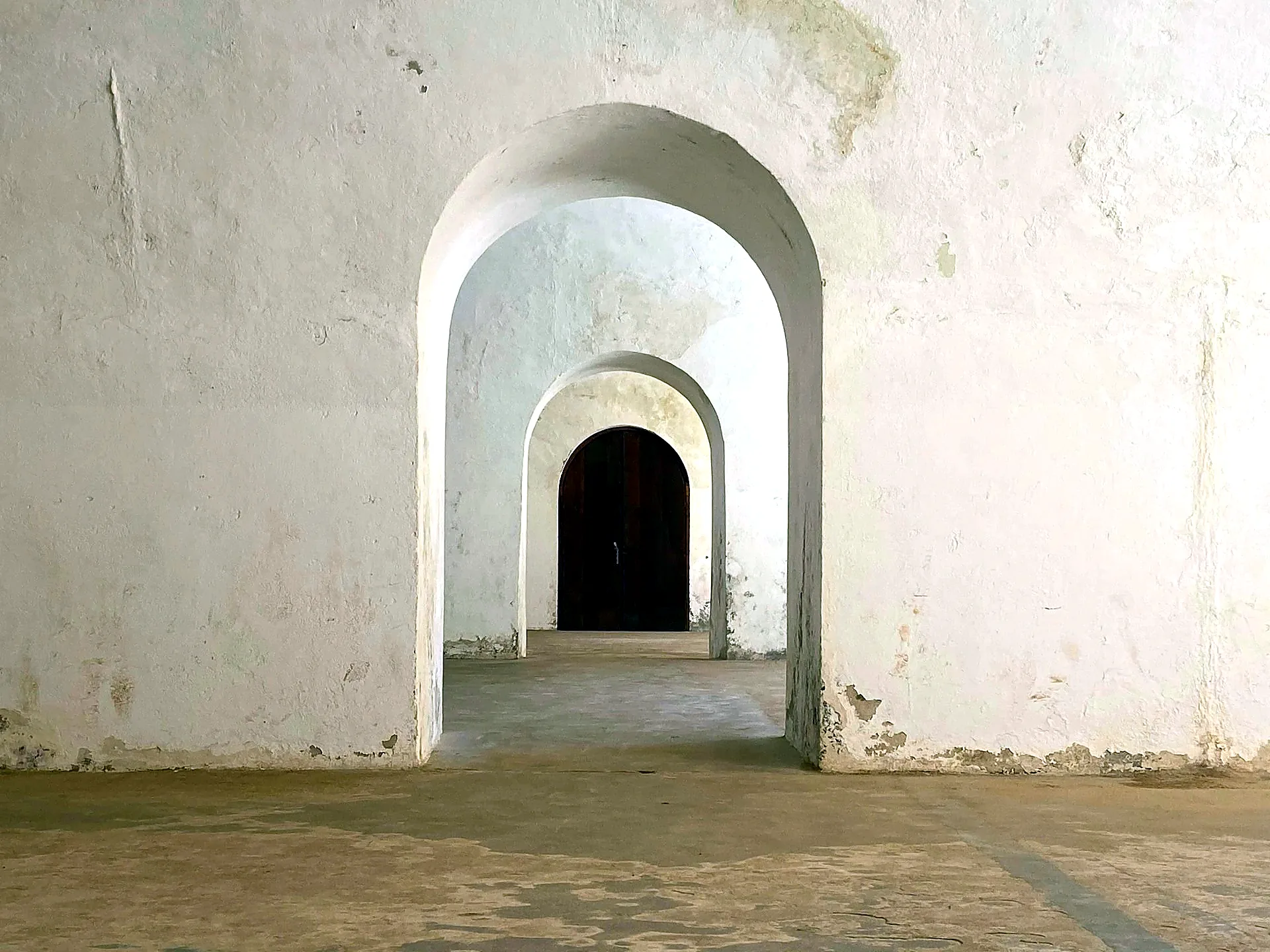 Alcazar audio guide seville arched corridor - Alcazar audio guide vs guided tour
