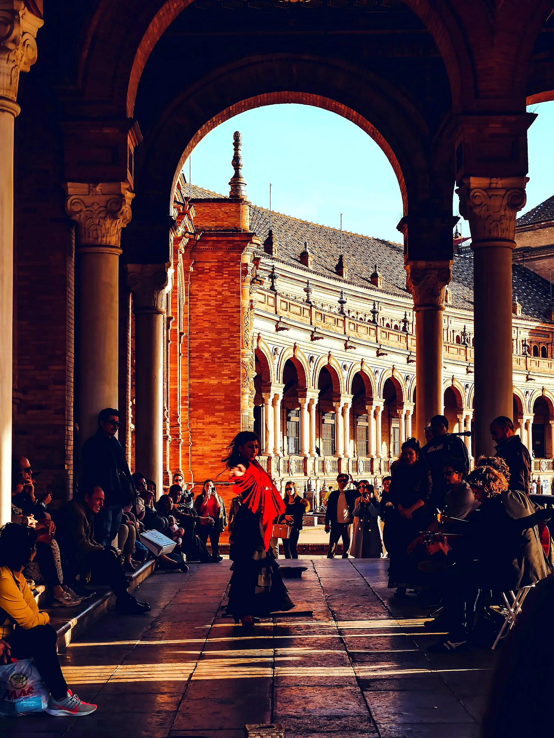 Tour guide gesturing while leading a free walking tour in Seville