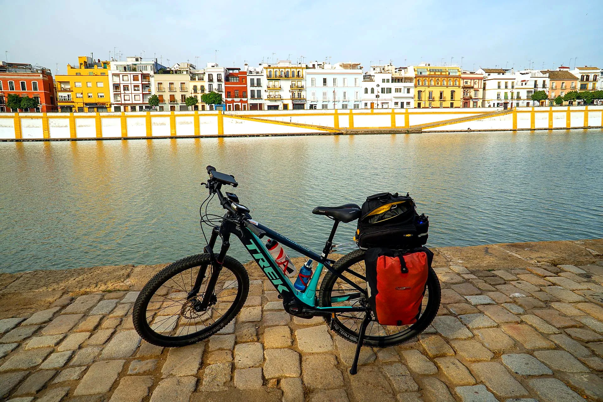 Bike tour along the Guadalquivir riverside Seville
