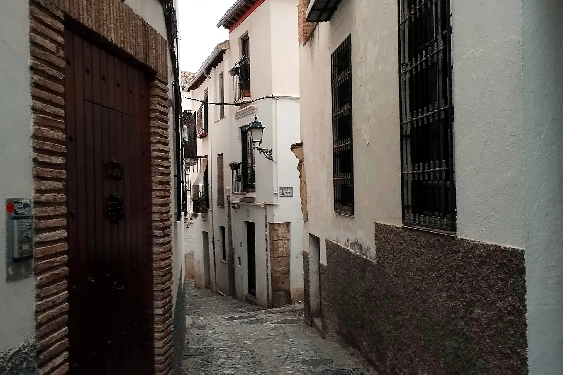 Albaicín streets Granada what it offers over Córdoba day trip