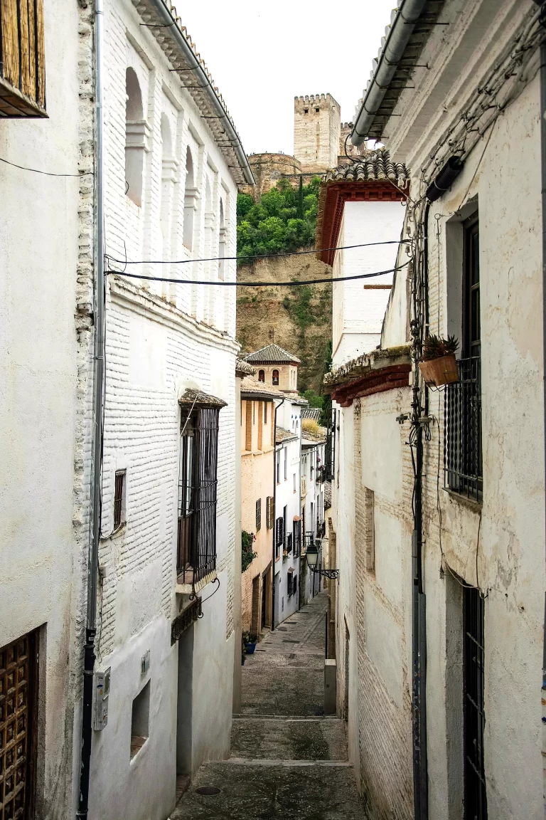 Best Time for Alhambra Day Trips from Seville: Crowds, Heat and Booking Windows